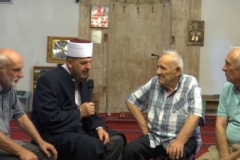 Një i krishterë pranoi Islamin në prani të dr. Shefqet Krasniqit (VIDEO)